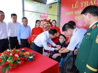 Trao Huy hiệu 80 năm tuổi Đảng cho 3 đảng viên tại Thanh Hóa