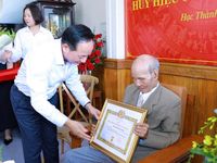 Trao Huy hiệu 80 năm tuổi Đảng cho 3 đảng viên tại Thanh Hóa