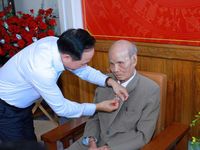 Trao Huy hiệu 80 năm tuổi Đảng cho 3 đảng viên tại Thanh Hóa