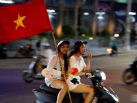 Thủ đô Hà Nội rợp cờ đỏ sao vàng, trắng đêm ăn mừng Đội tuyển Việt Nam vô địch