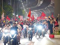 Thủ đô Hà Nội rợp cờ đỏ sao vàng, trắng đêm ăn mừng Đội tuyển Việt Nam vô địch