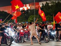 Thủ đô Hà Nội rợp cờ đỏ sao vàng, trắng đêm ăn mừng Đội tuyển Việt Nam vô địch
