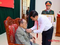 Đại tướng Phan Văn Giang trao Huy hiệu 80 năm tuổi Đảng cho đảng viên lão thành tỉnh Lạng Sơn