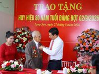Đại tướng Phan Văn Giang trao Huy hiệu 80 năm tuổi Đảng cho đảng viên lão thành tỉnh Lạng Sơn