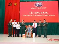 Đại tướng Phan Văn Giang trao Huy hiệu 80 năm tuổi Đảng cho đảng viên lão thành tỉnh Lạng Sơn