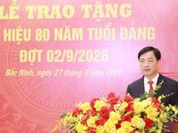 Trưởng Ban Tổ chức Trung ương Nguyễn Duy Ngọc trao Huy hiệu cho đảng viên 80 năm tuổi Đảng tại Bắc Ninh