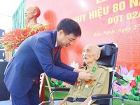 Trưởng Ban Tổ chức Trung ương Nguyễn Duy Ngọc trao Huy hiệu cho đảng viên 80 năm tuổi Đảng tại Bắc Ninh
