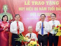 Trưởng Ban Tổ chức Trung ương Nguyễn Duy Ngọc trao Huy hiệu cho đảng viên 80 năm tuổi Đảng tại Bắc Ninh