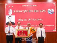 Vinh dự nhận Huy hiệu Đảng trong niềm tự hào ngày Quốc khánh