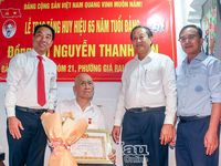 Trao Huy hiệu Đảng, tri ân những đảng viên nhiều năm cống hiến
