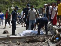 Phút kinh hoàng của phi công Nepal trước sóng lũ cao tới 6 m