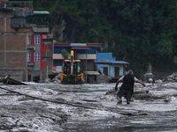 Phút kinh hoàng của phi công Nepal trước sóng lũ cao tới 6 m