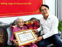 Lâm Đồng: Hai đảng viên được trao Huy hiệu 80 năm tuổi Đảng
