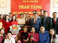 Lâm Đồng: Hai đảng viên được trao Huy hiệu 80 năm tuổi Đảng