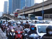 Hà Nội: Người dân ùn ùn về quê, đường hướng ra cửa ngõ Thủ đô ùn tắc kéo dài