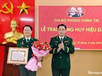 Trao Huy hiệu Đảng cho 490 đảng viên