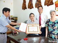 Trao Huy hiệu Đảng cho 490 đảng viên