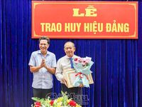 Trao Huy hiệu Đảng đợt 2/9, ghi nhận quá trình cống hiến của đảng viên