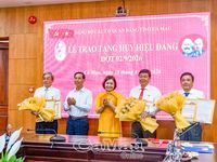 Trao Huy hiệu Đảng đợt 2/9, ghi nhận quá trình cống hiến của đảng viên