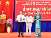 Xã Trần Văn Thời trao Huy hiệu Đảng cho hơn 100 đảng viên cao niên