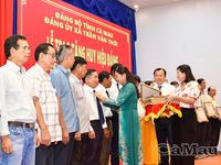 Xã Trần Văn Thời trao Huy hiệu Đảng cho hơn 100 đảng viên cao niên