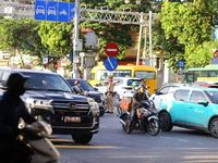 Không nghỉ lễ, Cảnh sát giao thông Hà Nội căng mình giữ nhịp giao thông cửa ngõ Thủ đô