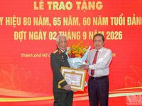 Chủ tịch Quốc hội Trần Thanh Mẫn trao Huy hiệu Đảng đợt 2/9 tại Thành phố Hồ Chí Minh