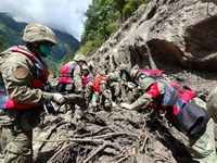 Đội cứu hộ Trung Quốc bàng hoàng khi tới vùng lũ quét trên Himalaya