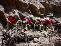 Đội cứu hộ Trung Quốc bàng hoàng khi tới vùng lũ quét trên Himalaya