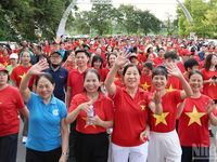 Hàng nghìn người tại Tuyên Quang tham gia đi bộ 'Cùng Việt Nam tiến bước'