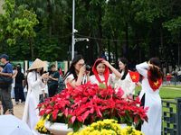 Người dân hướng về Quảng trường Ba Đình lịch sử