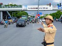 Cảnh sát giao thông Hà Nội phân luồng từ sớm, chủ động đón người dân trở lại Thủ đô sau kỳ nghỉ lễ