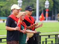 Những khoảnh khắc đẹp của người dân Thủ đô ở Quảng trường Ba Đình