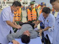 Tiếp nhận 32 ngư dân gặp nạn trên biển đưa về đất liền