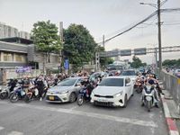 Phân luồng linh hoạt, người dân thong dong trở về Thủ đô