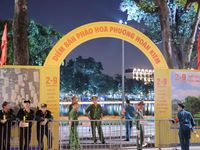 Đông đảo người dân có mặt tại hồ Hoàn Kiếm, sẵn sàng ngắm pháo hoa dịp Quốc khánh 2.9