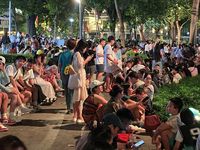 Đông đảo người dân có mặt tại hồ Hoàn Kiếm, sẵn sàng ngắm pháo hoa dịp Quốc khánh 2.9