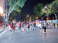 Đông đảo người dân có mặt tại hồ Hoàn Kiếm, sẵn sàng ngắm pháo hoa dịp Quốc khánh 2.9