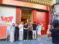 Hà Nội: Đông đảo du khách tìm về 'địa chỉ đỏ' 48 Hàng Ngang trong ngày Quốc khánh