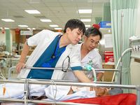 Trực thăng đưa bệnh nhân bị đa chấn thương nặng từ Trường Sa về đất liền an toàn