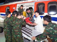 Trực thăng đưa bệnh nhân bị đa chấn thương nặng từ Trường Sa về đất liền an toàn