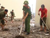 Công an và Quân đội dọn dẹp, vệ sinh các trường nội trú vùng biên trước ngày khai giảng