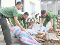 Công an và Quân đội dọn dẹp, vệ sinh các trường nội trú vùng biên trước ngày khai giảng