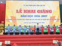 Ngày hội khai trường ở 'nơi con sông Hồng chảy vào đất Việt'