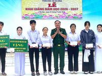 Biên phòng Cà Mau tiếp sức đến trường năm học mới