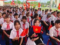Đưa em đến trường, người chị gửi gắm mong ước về tương lai tốt đẹp