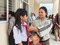 Đưa em đến trường, người chị gửi gắm mong ước về tương lai tốt đẹp