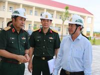 Đưa em đến trường, người chị gửi gắm mong ước về tương lai tốt đẹp