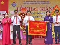 Các đồng chí lãnh đạo tỉnh chúc mừng thầy, cô giáo và học sinh nhân ngày khai trường