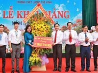 Các đồng chí lãnh đạo tỉnh chúc mừng thầy, cô giáo và học sinh nhân ngày khai trường